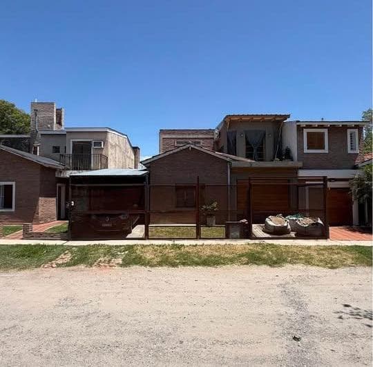 En Venta - Casa 5 Dorm Garaje Doble - en B Natania 19 - Al Lado de Barrio Don Bosco - 2
