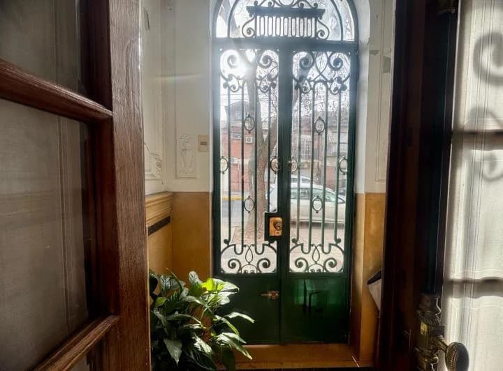 Venta de Casa en Esquina con Terraza y Parrilla Excelente Estado en Caballito - 3