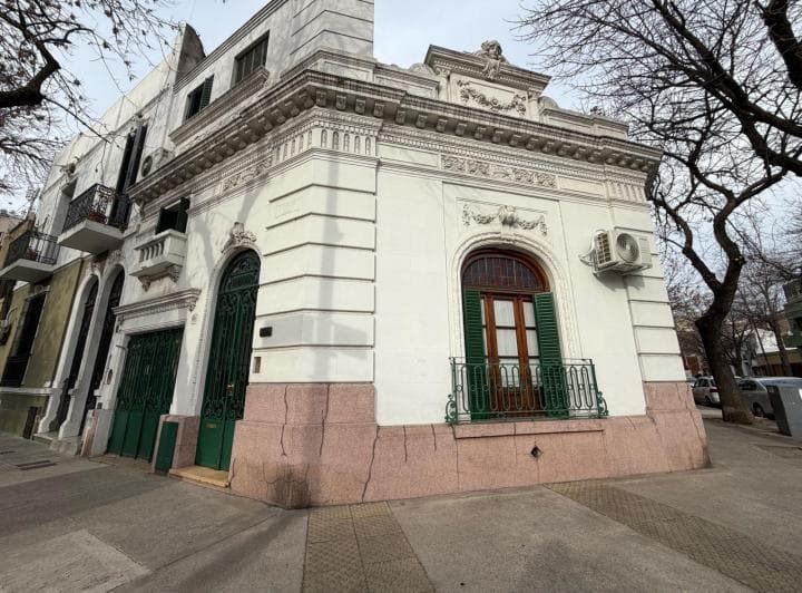 Venta de Casa en Esquina con Terraza y Parrilla Excelente Estado en Caballito - 2