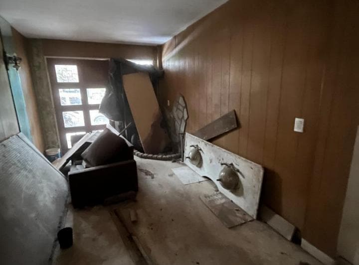 Venta. Casa 5 Ambientes. Cochera. Agote y Bavio. - 2