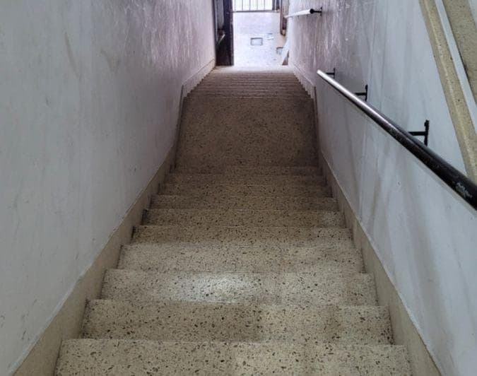 Oficinas de Uso Comercial o Profesional 1er Piso por Escalera - 4