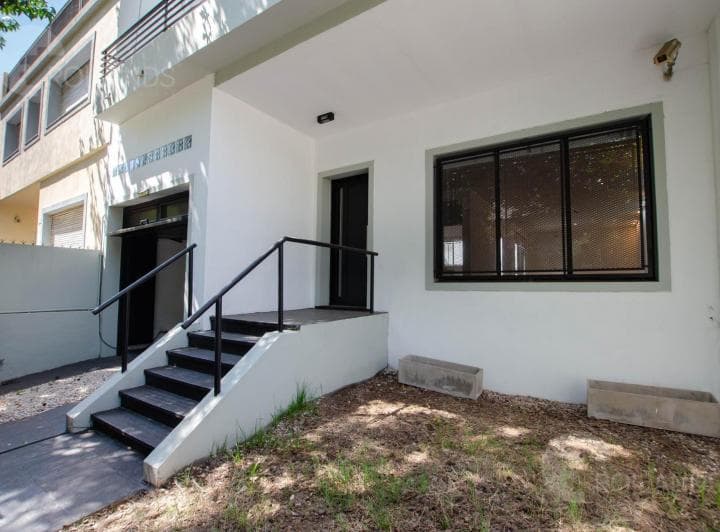 En Venta de Casa 3 Dorm., en Barrio River (Con Renta) - 4