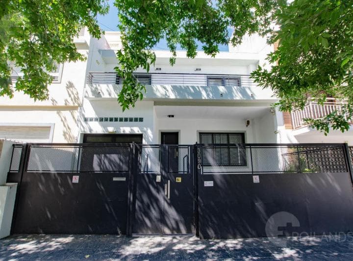 En Venta de Casa 3 Dorm., en Barrio River (Con Renta) - 2