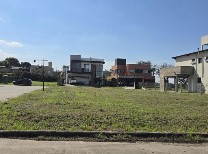 Excelnte Lote Esquina y Central en Country Cerro Azul - 3