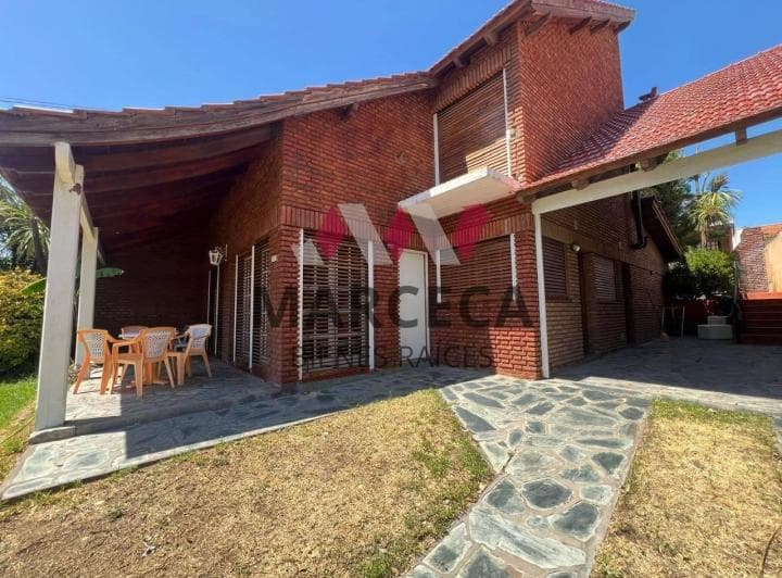Hermosa Casa con Departamento en Venta en Monte Hermoso - 2