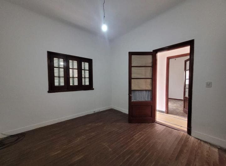 Casa Al Frente 2 Dorm. con Cochera. Barrio Parque - 3