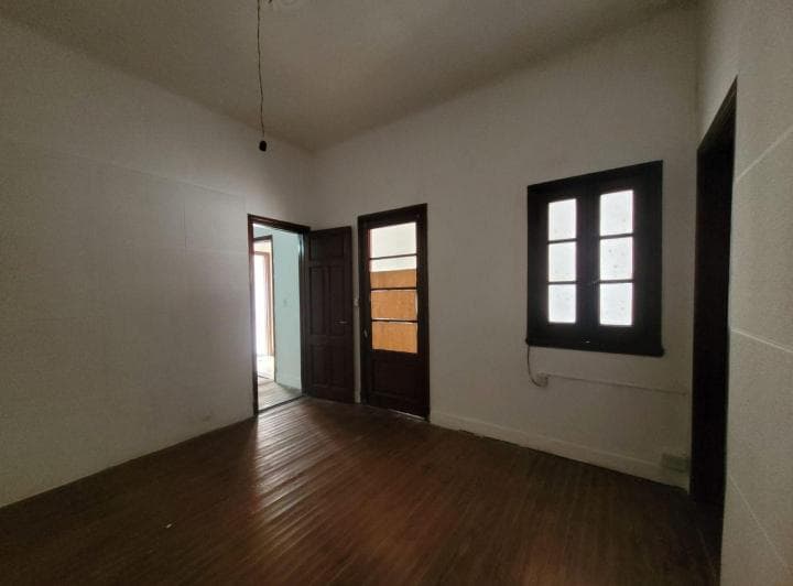 Casa Al Frente 2 Dorm. con Cochera. Barrio Parque - 4