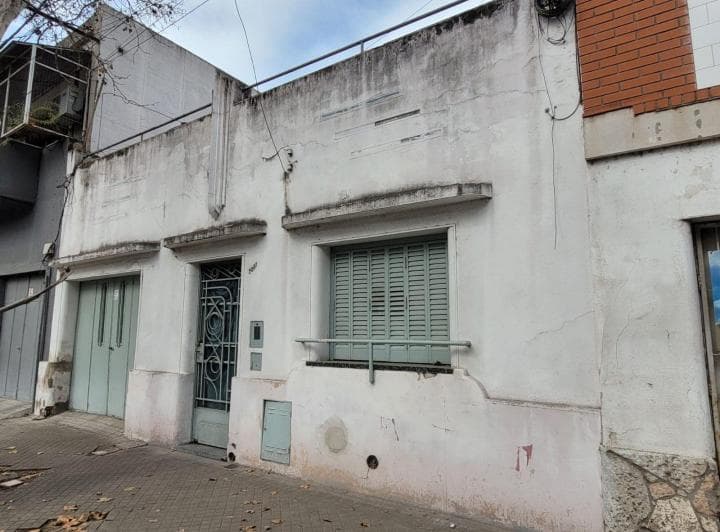 Casa Al Frente 2 Dorm. con Cochera. Barrio Parque - 2