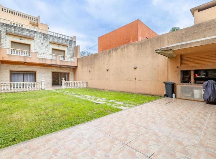 Casa 5 Amb en Venta con Jardín Quincho y Cochera - 5