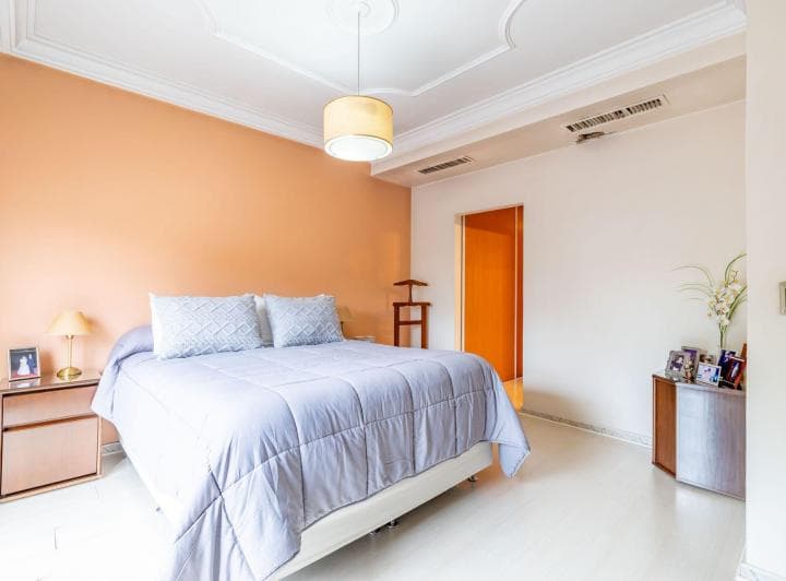 Casa 5 Amb en Venta con Jardín Quincho y Cochera - 2