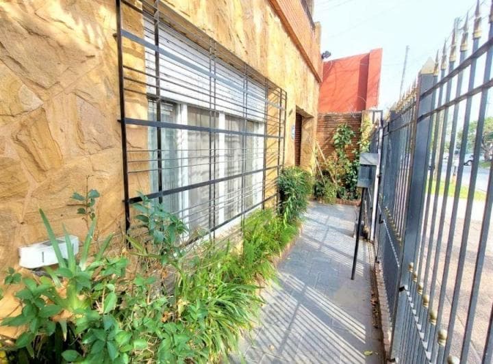 Casa con Parque - Quincho y Garaje - 5 Ambientes - Oportunidad - 2