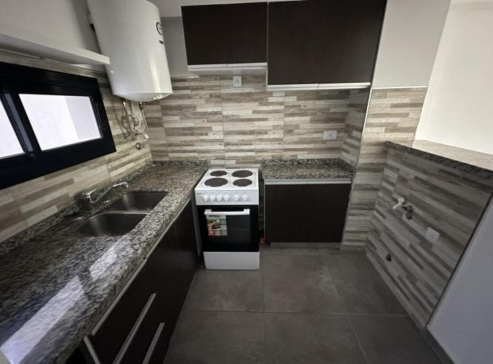 Departamento de 1 Dormitorio Al Frente con Patio en Barrio Lourdes - 5