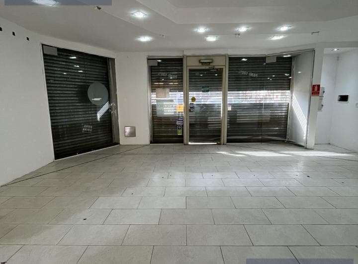 Importante Local Comercial con 5 Consultorios y Amplio Playón de Estacionamiento | Av Mosconi - 3