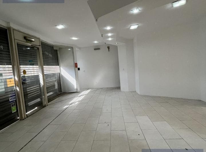 Importante Local Comercial con 5 Consultorios y Amplio Playón de Estacionamiento | Av Mosconi - 4