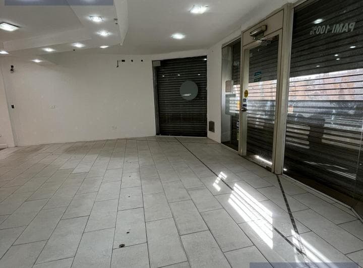 Importante Local Comercial con 5 Consultorios y Amplio Playón de Estacionamiento | Av Mosconi - 5