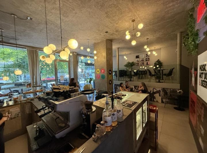 Venta con Renta Espectacular Local Sobre Av Directorio 151 m² Apto Todo Destino - 3