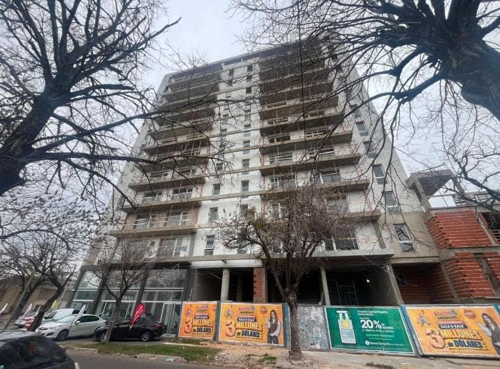 Re/max Vende 1 Dorm. C/ Cochera Barrio Sur - 2