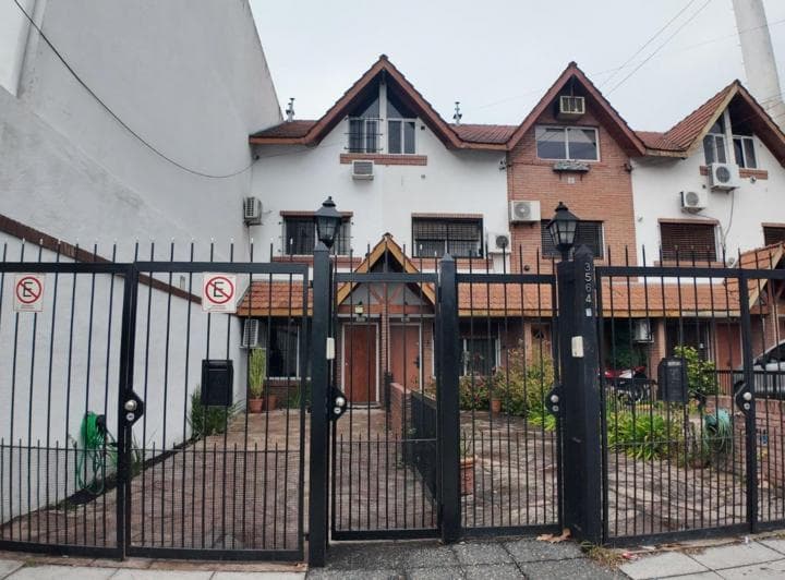 Triplex en Venta 5 Ambientes Cochera y Jardin - 2