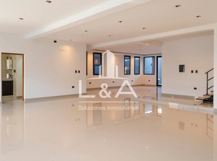 Casa de 400 m² con 4 Dorm. U Pileta en Venta en Los Profesionales - 5