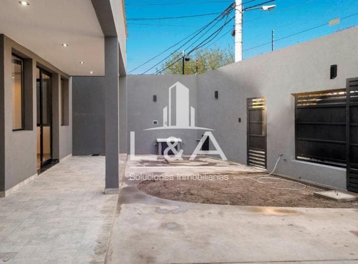 Casa de 400 m² con 4 Dorm. U Pileta en Venta en Los Profesionales - 3