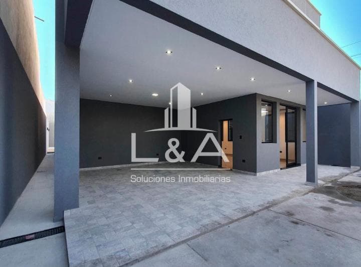 Casa de 400 m² con 4 Dorm. U Pileta en Venta en Los Profesionales - 2