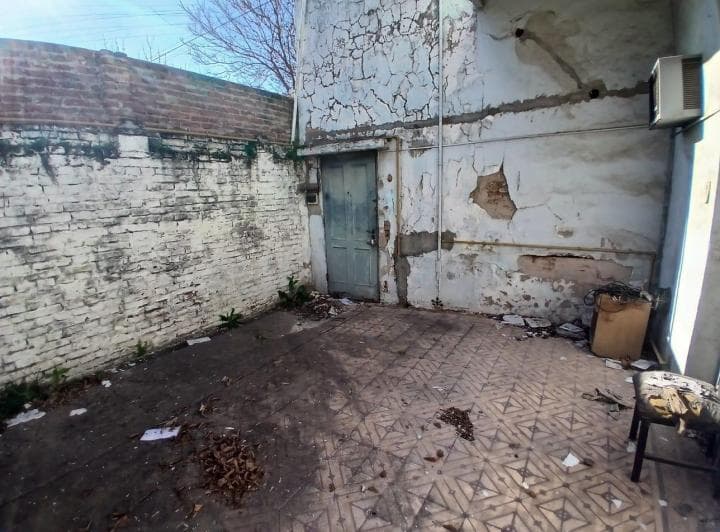 Venta Casa 3 Ambientes con Patio y Jardin Paraa Refaccionar en Mataderos - 3