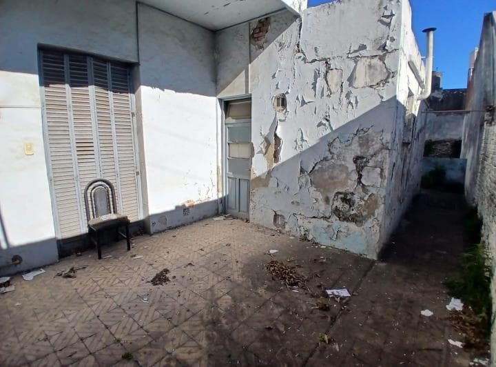 Venta Casa 3 Ambientes con Patio y Jardin Paraa Refaccionar en Mataderos - 2
