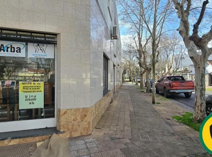 Venta de 3 Locales en Pb y 3 Deptos 3 Amb Pa - Bella Vista - 3