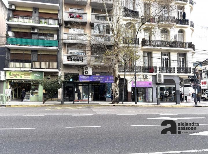 Venta | Local Comercial Sobre Av Corrientes | Excelente Vidriera - 2