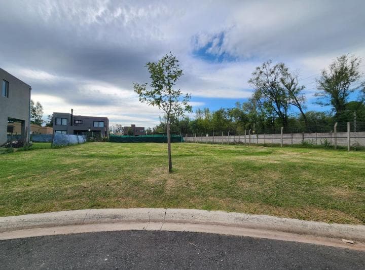 Venta Lote Central Frente a La Plaza, Barrio Privado Santo Tomas, Pilar - 4