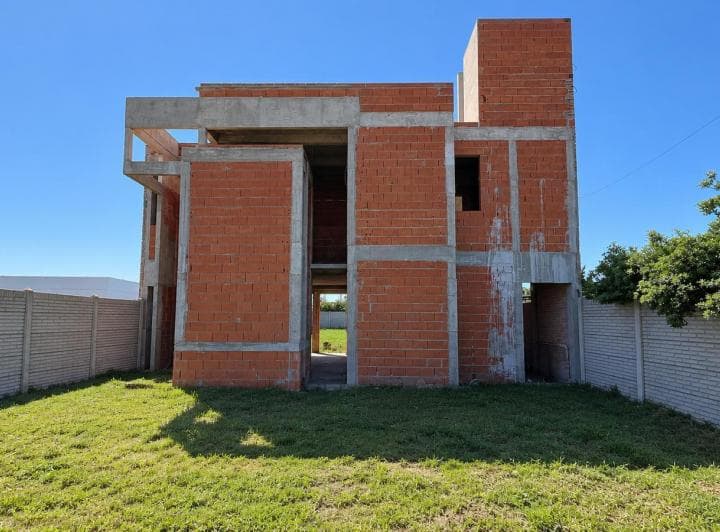 Venta/permuta - Casa de Tres Dorm. en Construcción en Barrio Lomas del Este, Cañada de Gómez. - 3