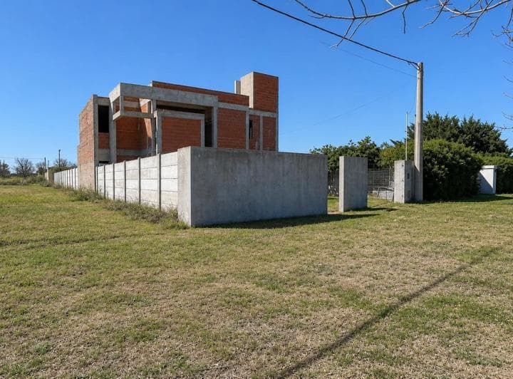 Venta/permuta - Casa de Tres Dorm. en Construcción en Barrio Lomas del Este, Cañada de Gómez. - 2