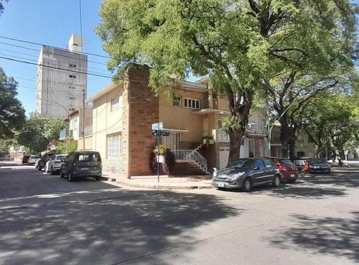 Casa Amplia 3 Plantas en Venta Ciudad Mendoza - 5