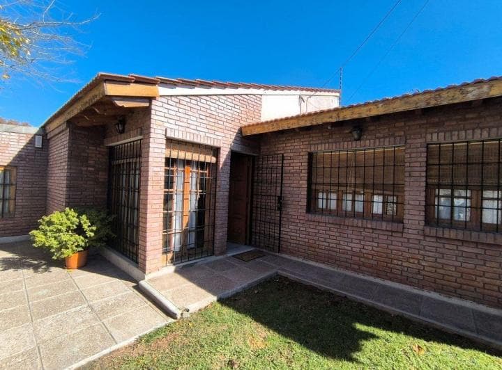 Venta Casa Esquina, 2 Dorm., Patio. Gllen - 2