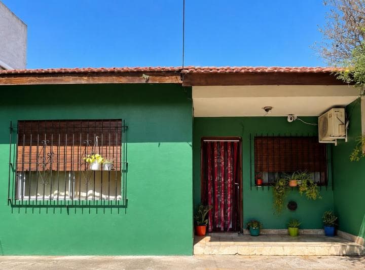 Casa 2 Amb en Lote Propio con Potencial y Cochera Para 3 Autos. - 2