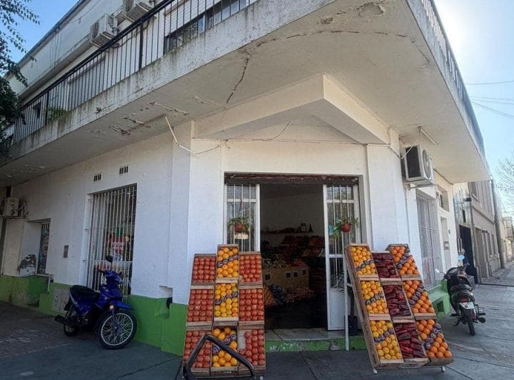 Locales en Venta en Pehuajo con Departamento - 2
