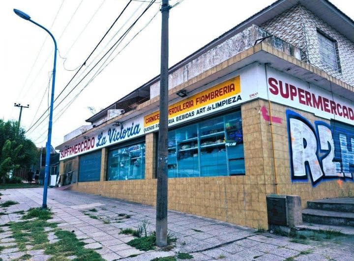 Venta Local y Departamentos 3 Ambientes P. Mogotes - 2