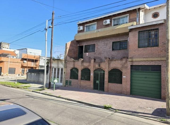 Venta Gran PH de 8 Ambientes de Categoría, en Villa Maipú / Permuta. - 2