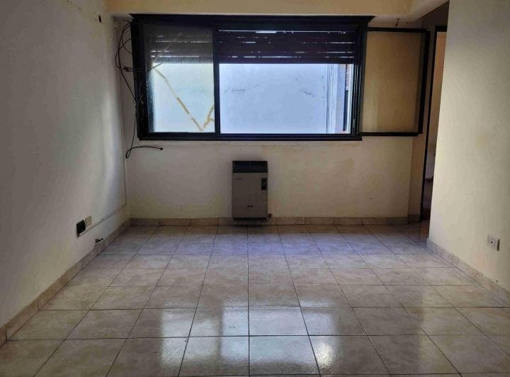 Departamento. 2 Ambientes. Tercer Piso por Escalera. Luminoso. a Reciclar - 2