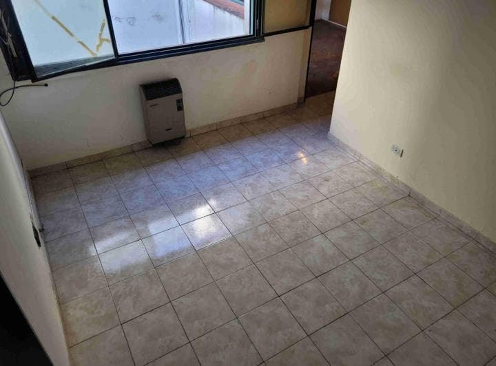 Departamento. 2 Ambientes. Tercer Piso por Escalera. Luminoso. a Reciclar - 4