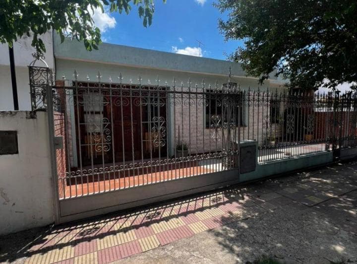 Casa en Venta de 3 Dorm. Barrio General Belgrano (Zona Este) - 4