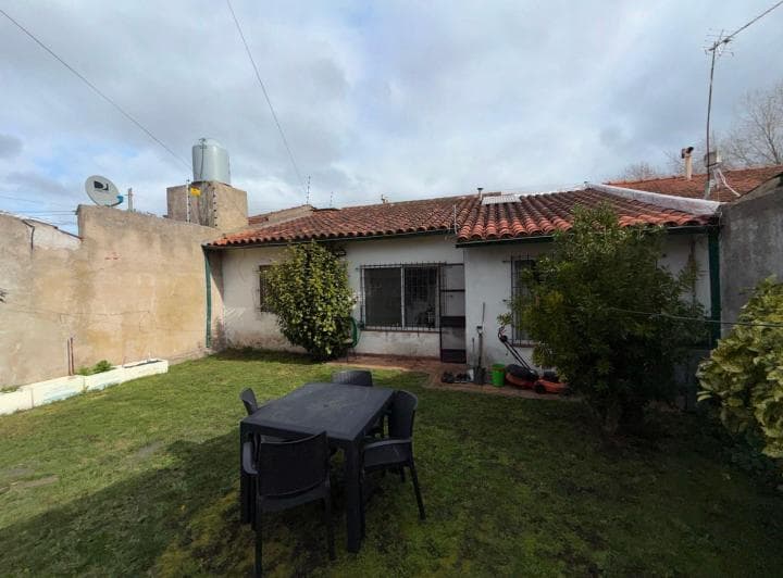 Casa 3 Ambientes con Jardin y Garage en Av Vertiz - 2