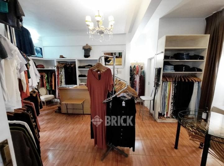 Local a La Calle con Todo Vidriera en Esquina en Acuña de Figueroa Al 1000 - Impecable - 5