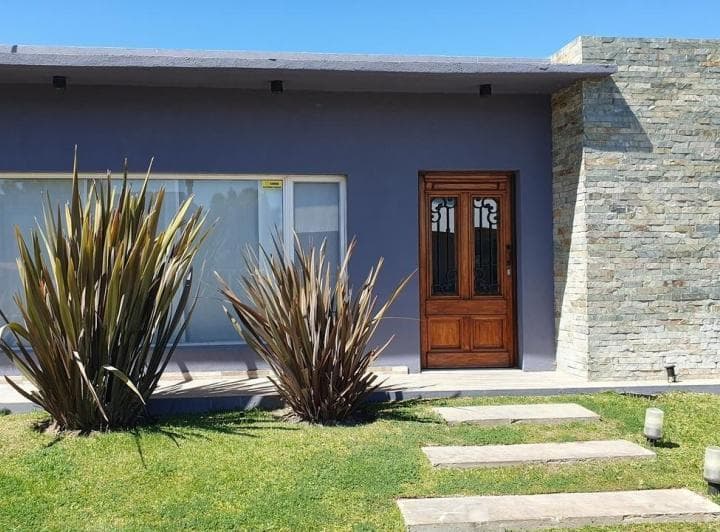Casa en Venta - 4 Dorm. 2 Baños - Deportivo I - 4