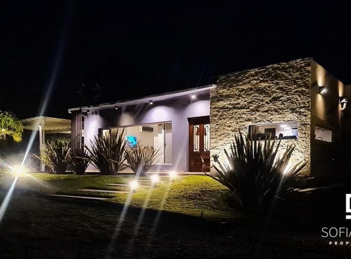 Casa en Venta - 4 Dorm. 2 Baños - Deportivo I - 3