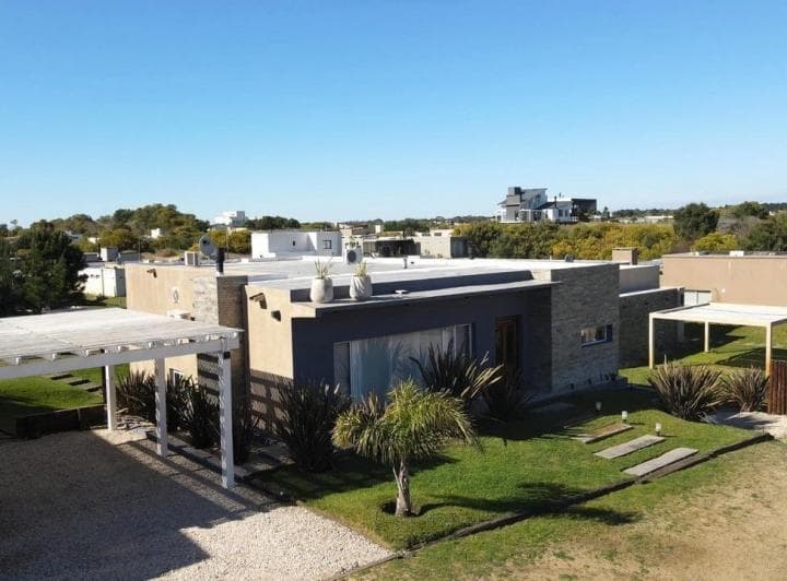 Casa en Venta - 4 Dorm. 2 Baños - Deportivo I - 2