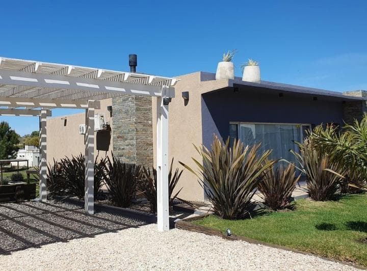 Casa en Venta - 4 Dorm. 2 Baños - Deportivo I - 5