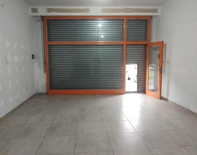 Local Comercial en Alquiler - 1 Baño - Morón - 4