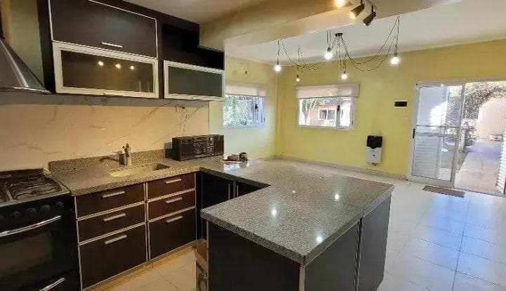 Casa en Venta - 4 Dorm. 2 Baños - Lujan - 5