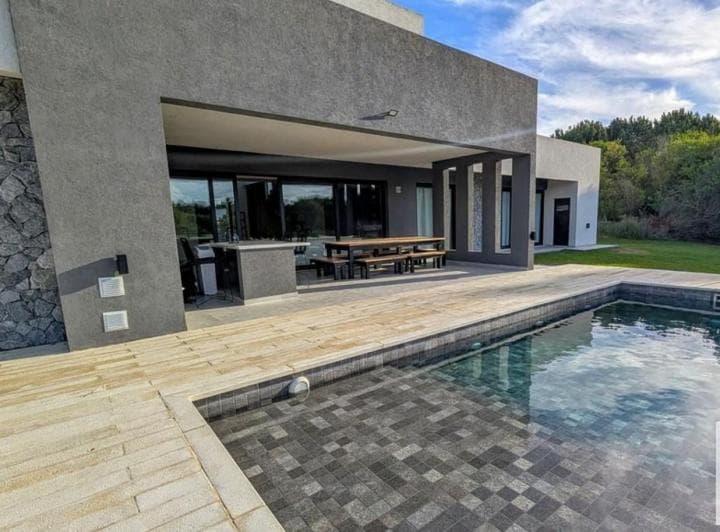 Casa en Venta - 5 Dorm. 4 Baños - Golf 2 - 5